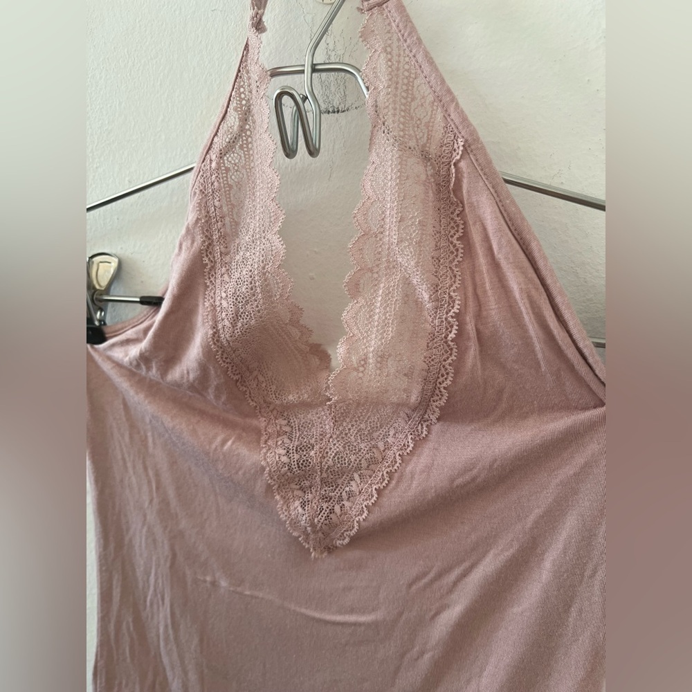 AMERICAN EAGLE OUTFITTERS - Lace Halter Bodysuit in Blush Pink
